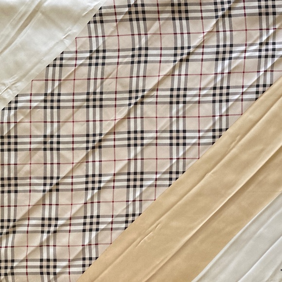 Burberry London Check Scarf/Cream & Gold/34" Sq./Excellent Pre-Owned Condition! - Picture 1 of 5